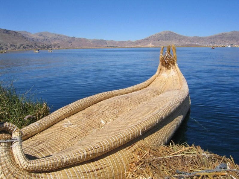 http://www.mandragore2.net/dico/lexique2/navires2/pirogue-lac-titicaca-gd.jpg