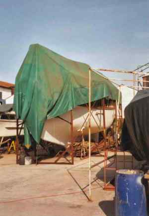 le bateau sous son nouvel abri